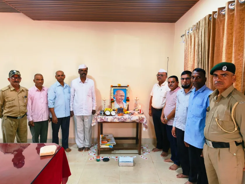 वसंतराव देसाई आजरा साखर कारखान्यात महात्मा गांधी जयंती उत्साहात साजरी; संचालक गोविंद पाटील यांच्या हस्ते अभिवादन