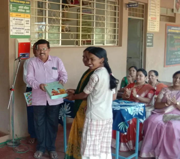 पंडित दीनदयाळ विद्यालयात 'महाहादगा' व 'खेळ पैठणीचा' उत्साहात संपन्न; मायलेकींच्या जोड्यांनी लुटला आनंद
